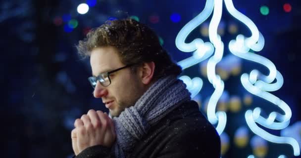 Retrato Lado Homem Bonito Nos Óculos Aquecendo Mãos Durante Noite — Vídeo de Stock