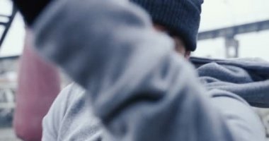 Yakışıklı beyaz adamın bir kap ve soğuk sisli günde kameraya bir sakal boks ile kapatın. Açık. Portre