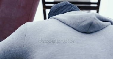 Yakın çekim yakışıklı beyaz erkek boksör sabit eğitim dışında soğuk sisli günde sahip. Kırmızı boks torbası Delme.