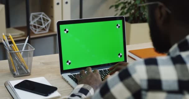 Vista Sobre Hombro Del Hombre Afroamericano Con Gafas Grabadas Teclado — Vídeos de Stock