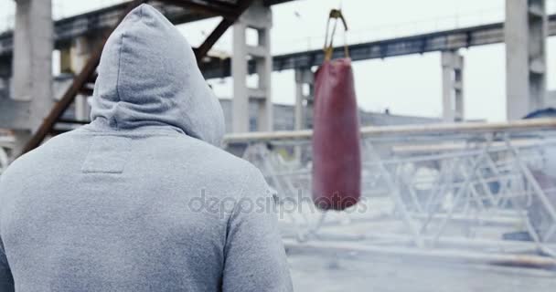 Сзади Спортсмен Приближается Боксерской Сумке Начинает Бить Туманный День Брошенной — стоковое видео