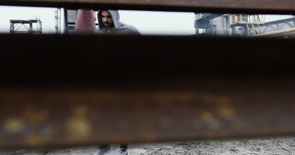 Kaukasischer Sportler Grauem Kapuzenpulli Der Vor Dem Boxtraining Neben Den — Stockvideo