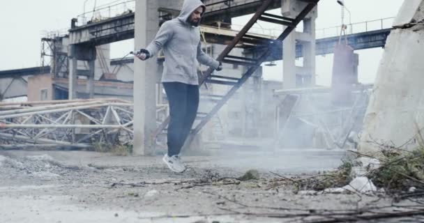 Deportista Buena Forma Con Una Barba Una Chaqueta Entrenamiento Gris — Vídeos de Stock