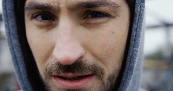 Primer Plano Del Deportista Caucásico Cansado Con Una Gorra Una — Vídeo de stock