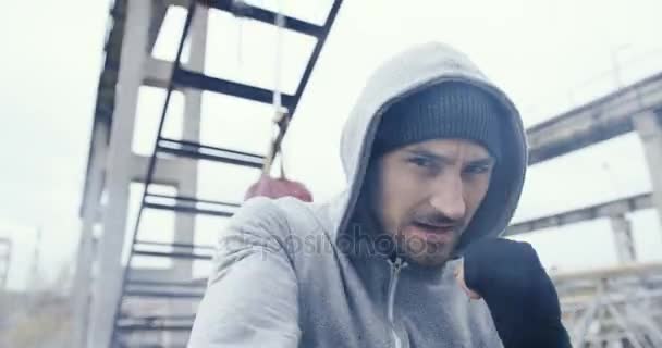 Hombre Guapo Caucásico Con Gorra Capucha Pateando Agresivamente Como Teniendo — Vídeos de Stock