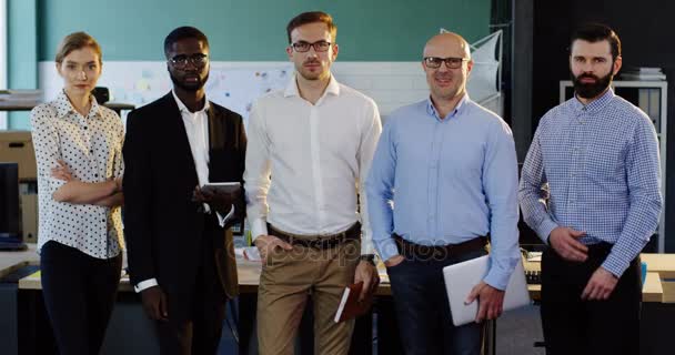 Portrait de l'équipe de bureau mixte posant dans l'espace de bureau moderne. Employés de bureau, hommes et femmes. Intérieur — Video