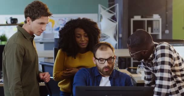 Jonge multi-etnische team van kantoorpersoneel zakelijk project bespreken en met overleg met hun jonge baas. De achtergrond van het moderne kantoor. — Stockvideo