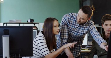 Çalışma ve iş projesi kentsel ofis bilgisayara hakkında danışmanlık genç office ekibi. Erkek ve kadın işçiler