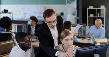 Genç çok büyük ofiste otururken kendi proje hakkında üst düzey bir işçi ile danışmanlık ofisi çalışanları etnik birkaç. Kapalı