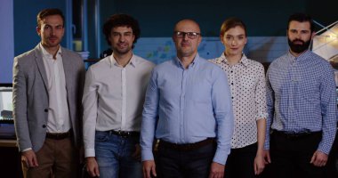 Office işçi ekibi ile modern ofis mekanları poz ve onların başparmak göstermek yukarıya onların patron portre. Kapalı. Akşam geç