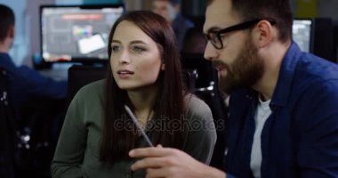 Son zamanlarda gece oda modern ofis bilgisayara bir başlangıç proje üzerinde genç ofis arkadaşları güzel birkaç. Arka plan bulanık bilgisayarlarda insanlar. Portre vurdu. Yakın çekim