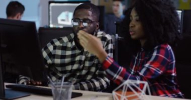 Kentsel office odasında iş sturtup proje üzerinde genç Afrikalı-Amerikalı kadın ve erkek takım. Arka plan bilgisayarlarda insanlar. Portre