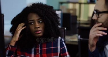 Kentsel office odasında bilgisayarda çalışma son zamanlarda gece çekici genç çok etnik office işçilerin kapatın. Arka plan bulanık bilgisayarlarda insanlar. Portre