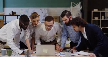 Karışık yarış takımı gençlerin kendi iş stratejisi ve mali planları tartışırken bir konferans masaya yaslanmış. İçinde kentsel office