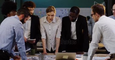 Bir konferans masa etrafında kendi iş projesi ve finansal stratejiler hakkında danışmanlık süre eğilerek Multy etnik iş takım. Modern ofis içinde