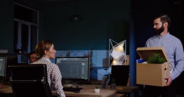 Yakışıklı delikanlı kovuldu çünkü gece geç saatlerde office odasından çıkıp sakallı. Memur işini kaybetti. Kapalı