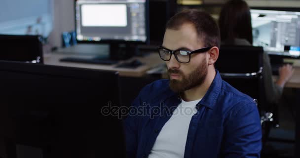 残業疲れのハンサムな若い白人の男の肖像それオフィスと彼のメガネを脱いでします。近代的なオフィスの背景. — ストック動画