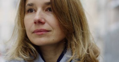 Kış sokakta yürüme ve etrafa büyüleyici orta yaşlı kadının kapatın. kadın yüzü. Dışarıda. Portre