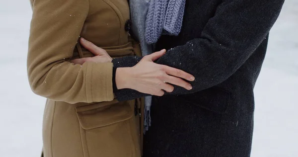 Feche-se do casal romântico de meia-idade segurando uns aos outros suavemente no meio da praça da cidade no dia de inverno. Ao ar livre — Fotografia de Stock