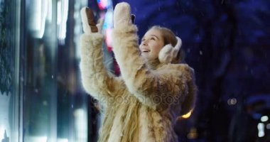 Akşam Dükkanı pencere durum yağıyor iken elleri kar yapamadığımız o kadar uzun sarı saçlı sevimli kız gülümsedi. Açık havada.