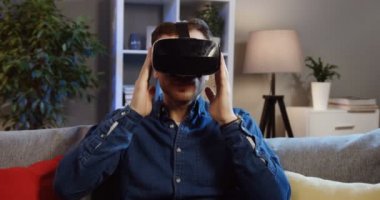 Bir Vr kulaklık yaparken onun önünde elleri havada sallayarak Vr gözlük yakışıklı beyaz adam portresi. Yakın çekim. İçinde.