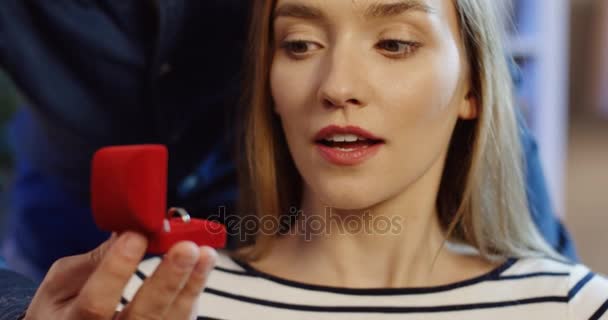 Primer plano de la hermosa mujer rubia teniendo una propuesta con un anillo de compromiso y diciendo que sí felizmente, que abrazando a su novio. Retrato. Adentro. — Vídeos de Stock