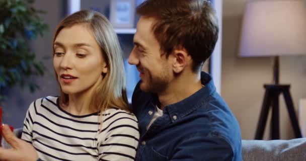 Close up van de knappe man van de Kaukasische stelt de mooie blonde vrouw met een verlovingsring en ze weigert. Thuis. Indoor — Stockvideo