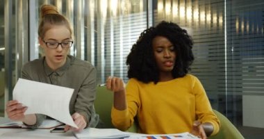 Genç güzel kadın ve yeni proje ve consultaiting bu konuda ofiste çalışan yakışıklı genç adam. Multy etnik öğrenciler. İçinde