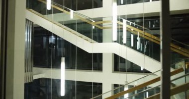 Hugr Ahşap merdiven ve windows ile büyük modern ofis merkezinin iç. Işık kentsel hall. Kapalı