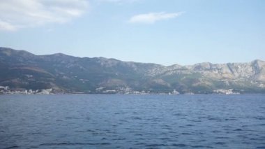 Kayalıklarla, yüksek dağlar ve suya yakın küçük köyleri ile deniz kıyısında gemiden görüntüleyin. İnanılmaz büyüleyici manzara. Açık havada
