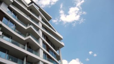 Birinci kat düzeyinde modern güzel otel resort Binası ve mavi gökyüzü güneşli günde bitti görüntüleyin. Dışarıda