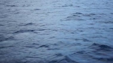 Mavi deniz dalgaları hareket rahatsız suda tekne kapatın. Açık havada