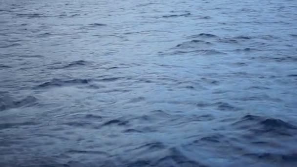 Près de la mer bleue perturbé l'eau dans les vagues du bateau en mouvement. À l'extérieur 