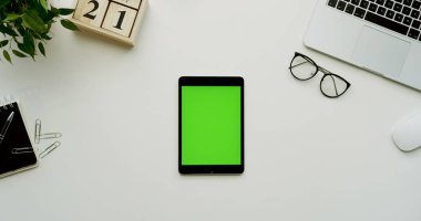 Ofis Masası ve yeşil ekran siyah tablet bilgisayarınızla en iyi görünümü. Dikey. Yanında başı işleri. Chroma anahtar.