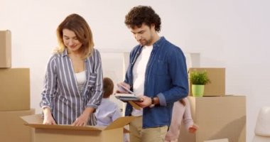 Aile yeni eve taşınıyorsun. Annem ve babam kutuları ve çocukları onlara yardım açma. İçinde