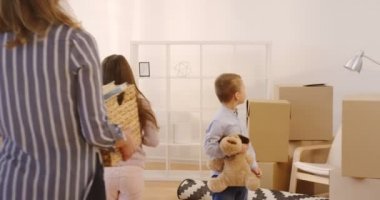 Mutlu aile anne ve iki çocuğu ile yeni evlerinde geliyor elleri ve labrador köpek yavrusu bulunan kutuları. İçinde