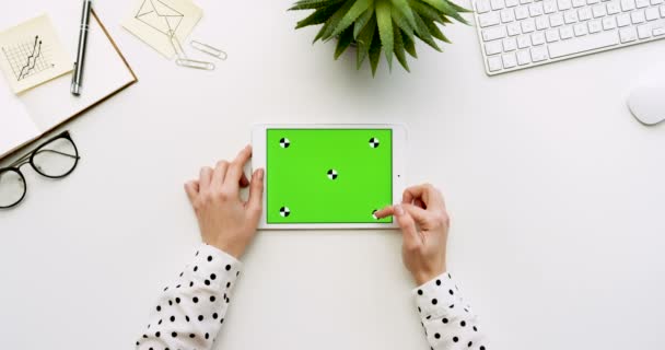 Üstten Görünüm beyaz Ofis Masası ve yeşil ekran ve eller üzerinde kayıt olan beyaz tablet bilgisayar. Yatay. Yanında başı işleri. Chroma anahtar. Hareket izleme — Stok video
