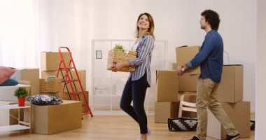 Yeni rahat daire geliyor ve karton kutularda ve içinde ilişkili olarak orada eve bir şeyler getirerek çekici Kafkas çift. Kapalı