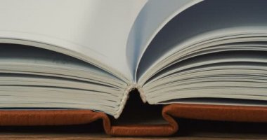 Kitap ve dönüm onun sayfalarını kapatın. Makro çekim