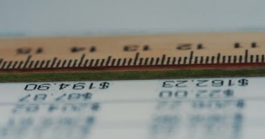 Makro fiyatları ve para listesinde bir cetvel ile altını kalem. Yakın çekim