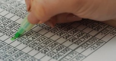Sayılar, para birimleri ve başına sent tablo ve yeşil renk ile işaretleme el yalan olan grafik kapatın. Makro