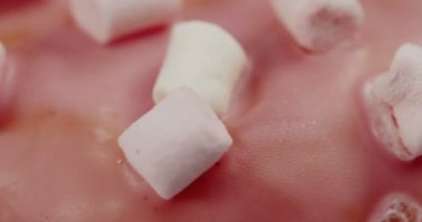 Makro pembe çörek üstündeki Beyaz lokum gibiydi. Yakın çekim