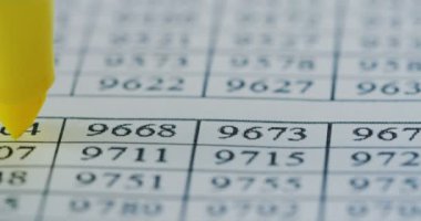 Makro tablo ve sarı bir renk satırla işaret marker yatan numaraları olan grafik. Yakın çekim