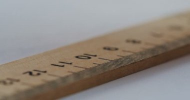 Makro kalem ve bir ahşap cetvel üzerinde white paper bir satır çalıştı. Yakın çekim