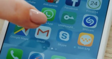 New York - 10 Aralık 2017: Gmail uygulaması beyaz smartphone ekranında seçimi parmak. Yakın çekim
