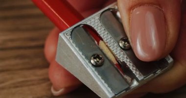 Kırmızı kalem tırmalamak kadının elini kapatın. Makro