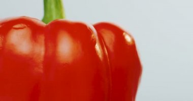 Beyaz zemin üzerine kırmızı biber üst kısmındaki makro çekim. Yakın çekim