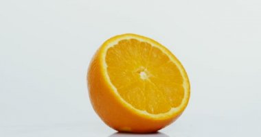 Kamera önünde beyaz arka plan üzerinde haddeleme turuncu yarısının kapatın. Makro