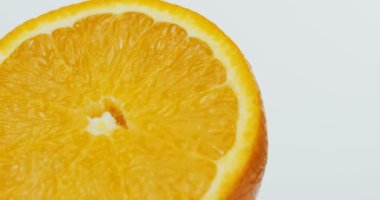 Beyaz duvar arka plan üzerinde iplik turuncu yarısının kapatın. Makro