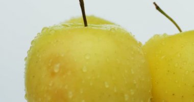 Su damla beyaz zemin üzerine sarı elma üst kısmının kapatın. Makro çekim